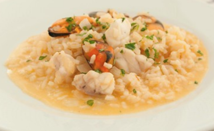 Ensalada de pimientos asados atún y huevo con arroz caldoso, mejillones y rape